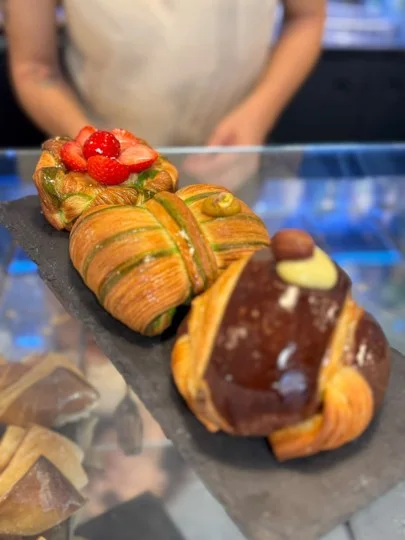 Croissant artigianali al pistacchio e cioccolato