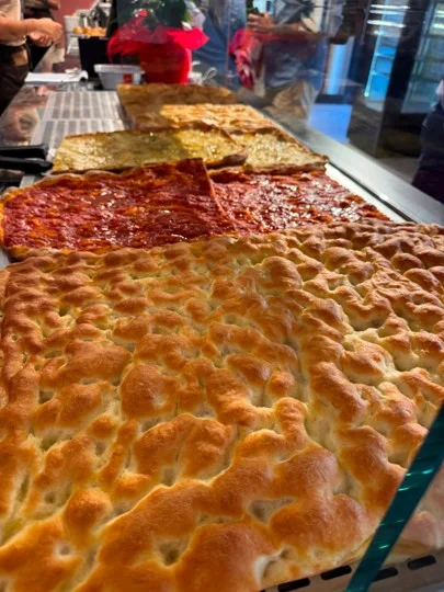 Pizza e focacce appena sfornate